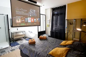 Premium Capsule* Jacuzzi, Video Projector & Netflix - Image 5