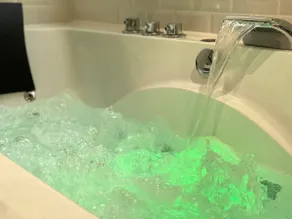 Premium Capsule* Jacuzzi, Video Projector & Netflix - Image 3