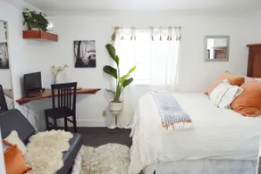 Stylish & Bright , King Bed, Downtown Oasis - Image 3