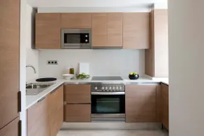Centrally Located, Bright hotel-style Apartment - Image 4