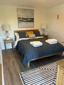 Modern apartment with countryside views & parking. - Image 5