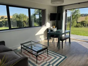 Modern apartment with countryside views & parking. - Image 2
