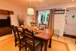 ⭐⭐⭐⭐⭐ Stylish and unique Cotswold village cottage - Image 3