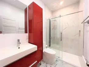 Private 3-Level Townhouse + 8BR + 8BA + Sleeps 8-30 +Sunny Terrace+Free Parking - Image 5