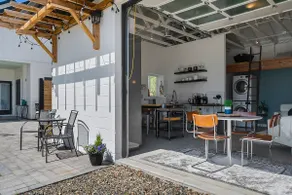 Upscale Hyde Park Urban Executive Suite w/ Loft - Image 5