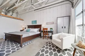 Upscale Hyde Park Urban Executive Suite w/ Loft - Image 4