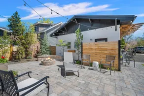 Upscale Hyde Park Urban Executive Suite w/ Loft - Image 2