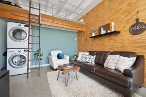 Upscale Hyde Park Urban Executive Suite w/ Loft - Image 3
