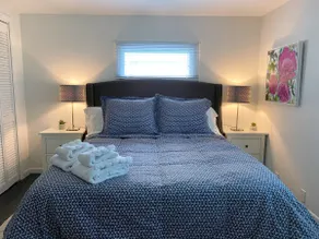 Cozy Apartment Near Shops + Train - Image 2