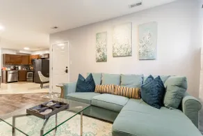 The Posh Apt. Mins to Downtown & Hyde Park - Image 3