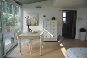 An Oasis of Quiet and Design with free parking - Image 2