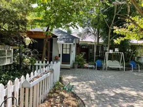 Quaint Cottage Refuge in Historic Downtown - Image 3