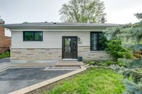 Beautiful Modern Three Bedroom with Parking! - Image 5
