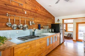 Peaceful retreat with lounge deck & nature reserve - Image 4