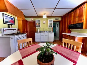Joe's Downtown Bungalow - Image 5