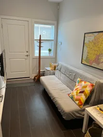 Bright & Comfy Modern Suite in the Fraserhood - Image 5