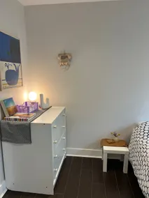 Bright & Comfy Modern Suite in the Fraserhood - Image 3