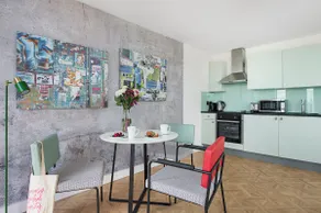 Luxury Flat for up to 4 with gym & 24/7 Reception - Image 3