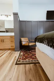 The Flying Steamshovel Inn - Room 6 - Image 4