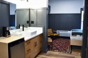 The Flying Steamshovel Inn - Room 6 - Image 2