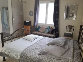 Luminoso y nuevo apartamento de dos dormitorios en planta baja con jardín privado. - Image 2