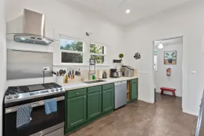 Down Town NAPA HOT TUB Retreat - 3 Bed l 2 bath Center Location around Wineries  - Image 2