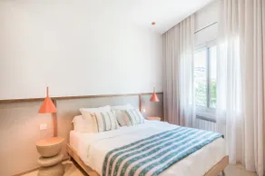Mediterranean Retreat with 4-Bedroom, 3-Bath Apartment in Barcelona - Image 4