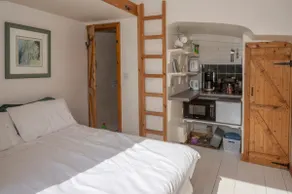Garden Glamping Studio with deck & panoramic view - Image 4