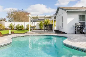 Heated saltwater pool home - turf putting green - Image 2