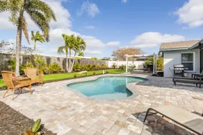 Heated saltwater pool home - turf putting green - Image 3