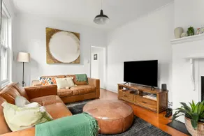 Contemporary Charm with Spectacular Harbour Views - Image 2