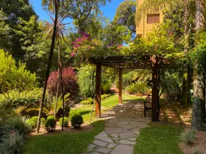 High standard, 5-minute walk to covered street, 2d, en-suite. - Image 3