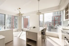 Luxury and Spacious 1BR + Den - Financial District - Image 2