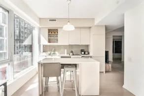 Luxury and Spacious 1BR + Den - Financial District - Image 3