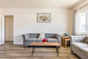 Newly Renovated Los Angeles Front House W/parking - Image 2