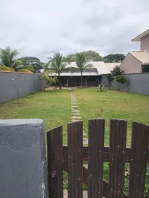 House with barbecue area, grassy and walled backyard. - Image 5