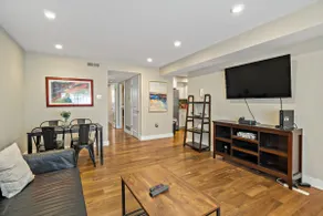 Modern 2 bedrooms Free Gated Parking in CenterCity - Image 2
