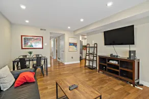 Modern 2 bedrooms Free Gated Parking in CenterCity - Image 5