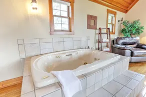 Romantic Cottage with Kitchen & Private Hot Tub - Image 4