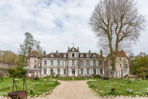 Castle and its Park in Manou - Image 2