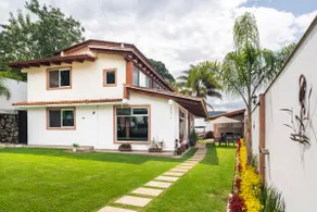 House in Valle de Bravo with a pool and near the lake - Image 2