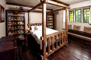 Huge 9 Bed Manor- Gardens, Play Area, Bomb Shelter - Image 5