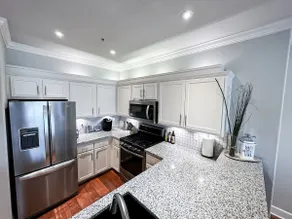 Stunning Portland Condo | Parking, River & Dining - Image 3