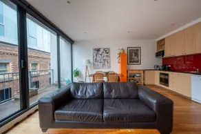 Two bedroom light filled boutique apartment - Image 3