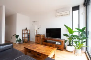 Two bedroom light filled boutique apartment - Image 5