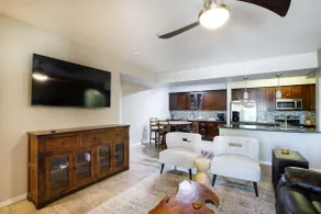 The Coyote Den - 1st Floor, King Suite, 2 pools - Image 4