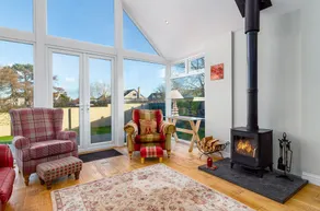Cosy, Pet Friendly Bungalow | Parking & Garden - Image 2