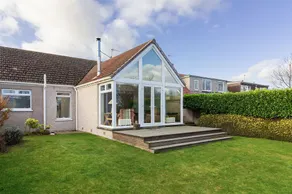 Cosy, Pet Friendly Bungalow | Parking & Garden - Image 4
