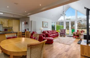 Cosy, Pet Friendly Bungalow | Parking & Garden - Image 3