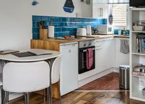 Chalet, Mumbles, 4 guests, parking, patio, no pets - Image 4